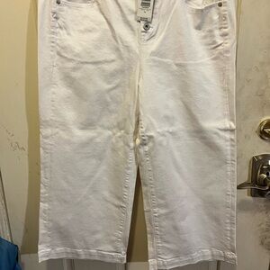 TORRID NWT WHITE CROPPED PANT
